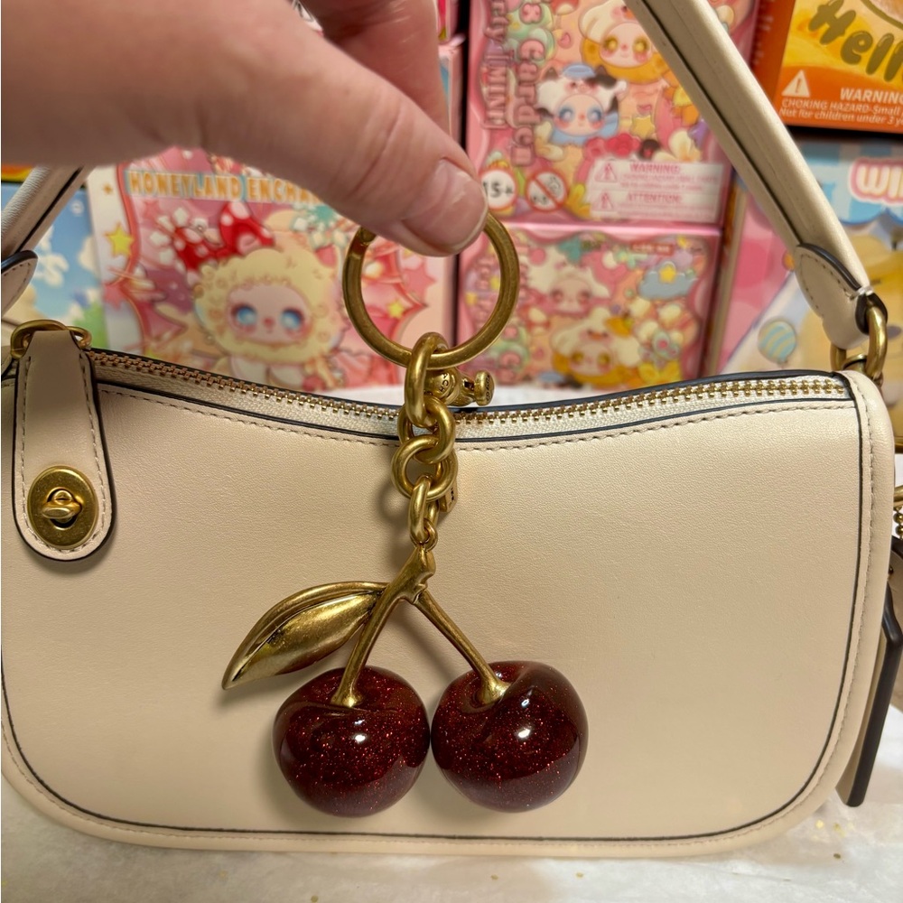 Beautiful Coach Limited Edition Swinger Bag 
PLUS Coach Cherries Keychain!🍒 - Picture 16 of 16